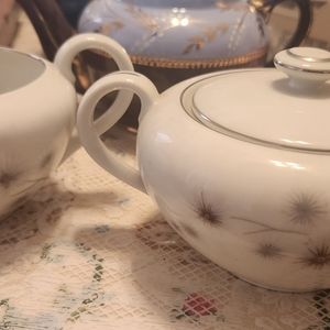 Sugar and milk bowls